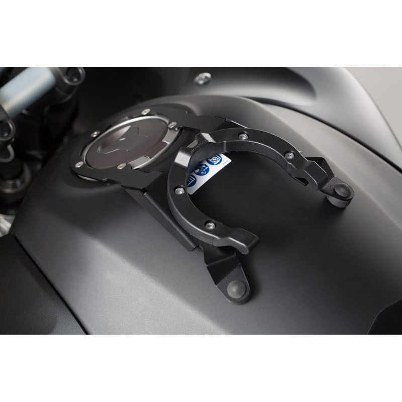 Kit adaptable pour fixation de...