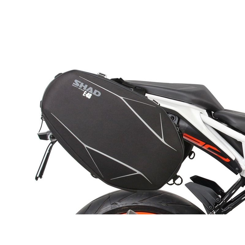 Fixations pour sacoche latérale KTM 125 390 Duke 2017 2019 gros plan avec sacoche